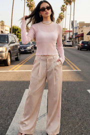 Pantalón satinado de fit recto, cintura alta con pretina y trabillas, bolsillos delanteros y vivos decorativos posteriores, pinzas frontales. Cierre con botón y cremallera oculta.