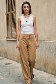 Pantalón de fit recto, cintura media con pretina ancha y trabillas, bolsillos delanteros y vivos decorativos posteriores. Cierre frontal con botones y cremallera oculta.