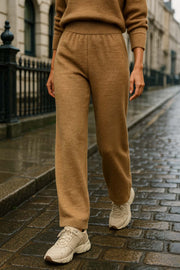 Pantalón de punto fit recto, cintura media con pretina elástica y rib en bajo.