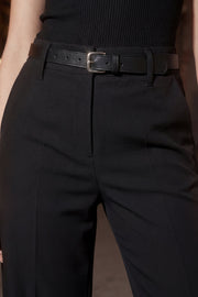 Pantalón de cintura media con trabillas, cinturón con hebilla en contraste, fit recto, bolsillos delanteros y vivos decorativos posteriores, detalle de raya frontal y posterior.
