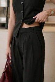 Pantalón de fit wide leg, cintura alta con pretina elástica posterior y trabillas, doble pinza frontal, bolsillos delanteros y detalle de raya frontal. Cierre frontal con broche y cremallera ocultos.