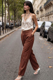 Pantalón de fit wide leg, cintura alta con pretina y trabillas, pinzas frontales, bolsillos delanteros y vivo decorativo posterior. Cierre con botón y cremallera oculta.