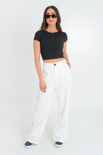 Pantalón de fit wide leg, pinzas frontales, bolsillos delanteros, cintura alta con pretina elástica posterior, cierre frontal con cremallera oculta y botón en contraste.