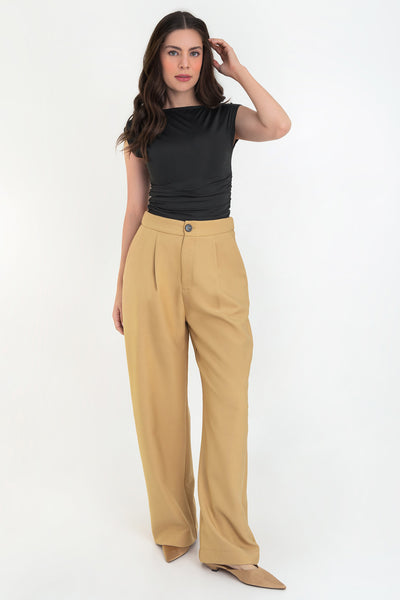 Pantalón de fit wide leg, pinzas frontales, bolsillos delanteros, cintura alta con pretina elástica posterior, cierre frontal con cremallera oculta y botón en contraste.