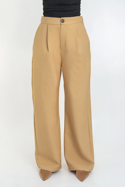 Pantalón de fit wide leg, pinzas frontales, bolsillos delanteros, cintura alta con pretina elástica posterior, cierre frontal con cremallera oculta y botón en contraste.