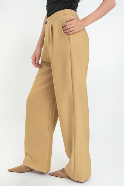 Pantalón de fit wide leg, pinzas frontales, bolsillos delanteros, cintura alta con pretina elástica posterior, cierre frontal con cremallera oculta y botón en contraste.