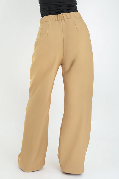 Pantalón de fit wide leg, pinzas frontales, bolsillos delanteros, cintura alta con pretina elástica posterior, cierre frontal con cremallera oculta y botón en contraste.