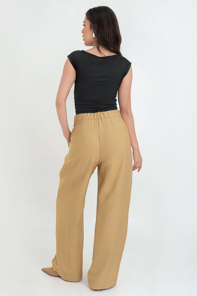 Pantalón de fit wide leg, pinzas frontales, bolsillos delanteros, cintura alta con pretina elástica posterior, cierre frontal con cremallera oculta y botón en contraste.