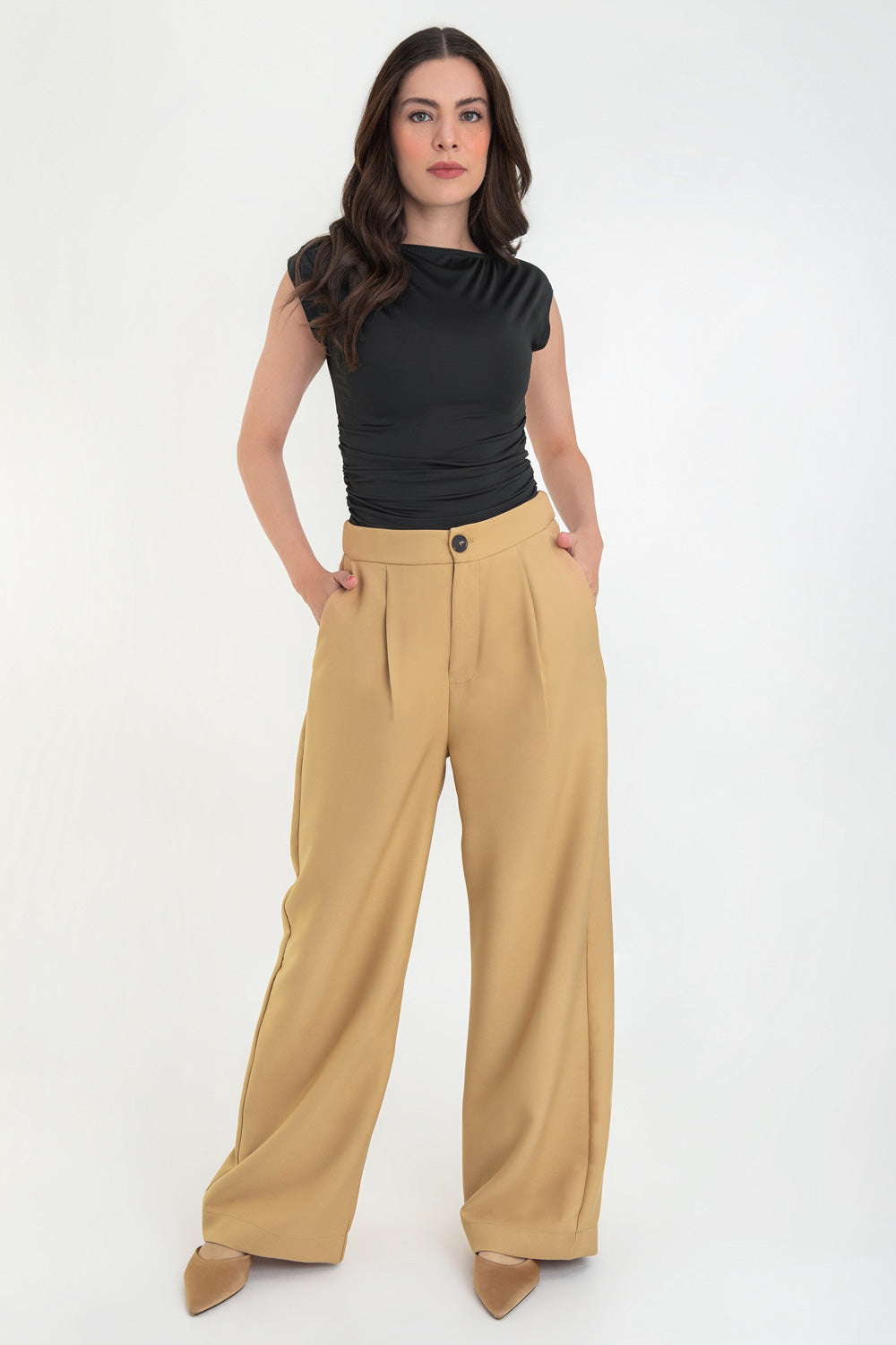 Pantalón de fit wide leg, pinzas frontales, bolsillos delanteros, cintura alta con pretina elástica posterior, cierre frontal con cremallera oculta y botón en contraste.