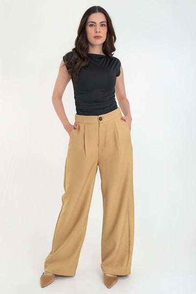 Pantalón de fit wide leg, pinzas frontales, bolsillos delanteros, cintura alta con pretina elástica posterior, cierre frontal con cremallera oculta y botón en contraste.