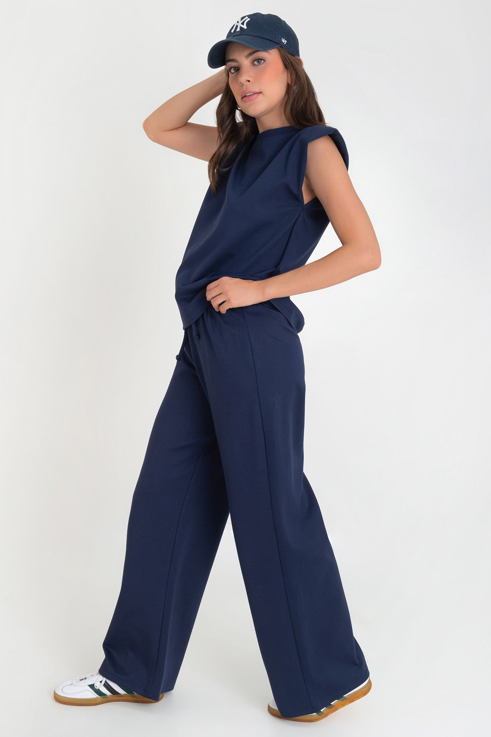 Pantalón de fit wide leg, cintura alta con pretina elástica y jareta frontal ajustable.