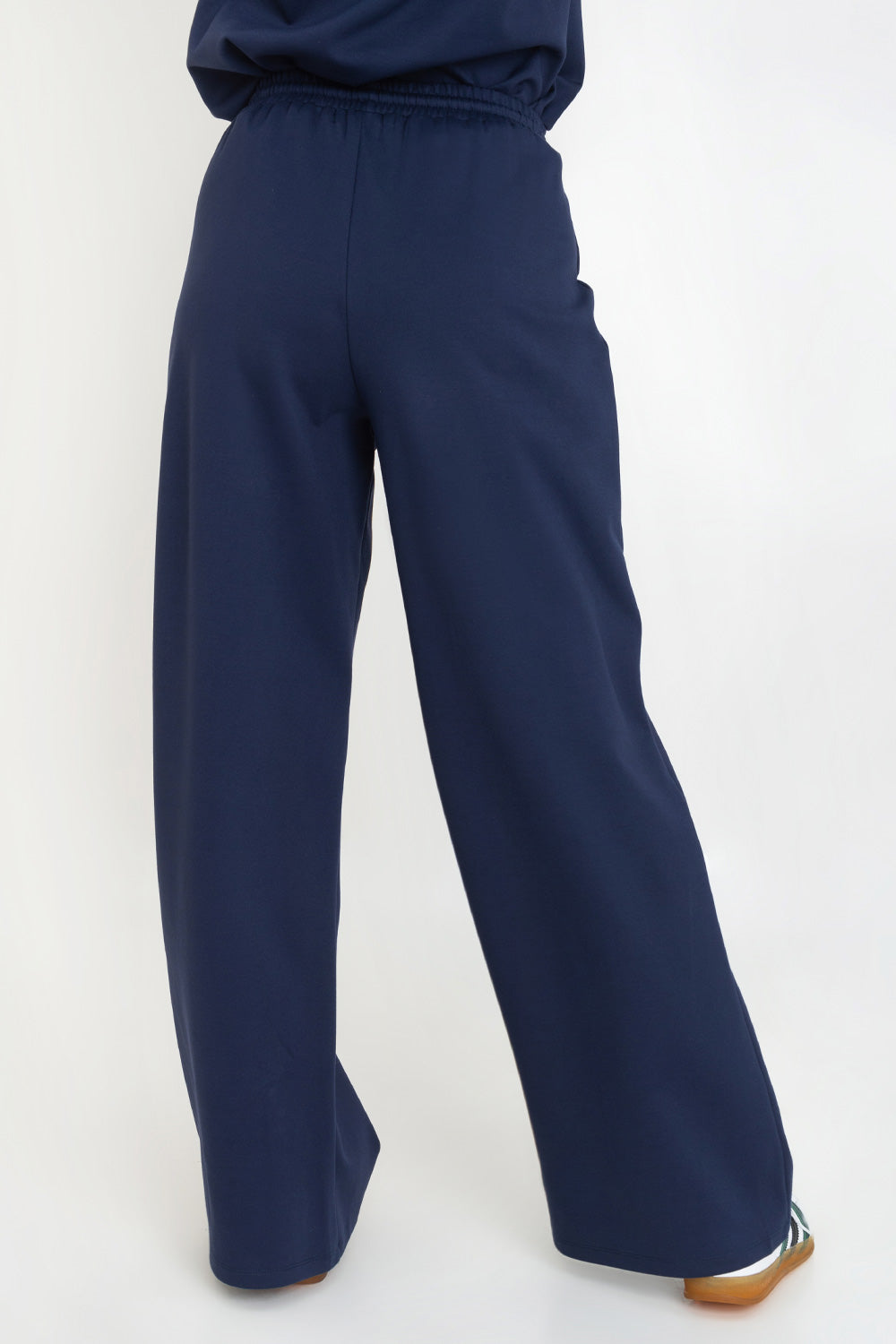 Pantalón de fit wide leg, cintura alta con pretina elástica y jareta frontal ajustable.