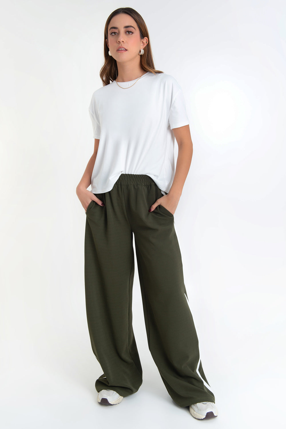 Pantalón de fit wide leg, cintura alta con pretina elástica, bolsillos delanteros y detalle decorativo lateral de raya en contraste.