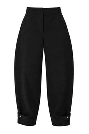 Pantalón de fit wide leg, cintura alta con pretina, bolsillos delanteros y vivos decorativos posteriores, trabillas laterales ajustables en cintura y bajo. Detalle de costuras decorativas frontales, cierre frontal con broche y cremallera ocultos.