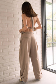 Pantalón de fit wide leg, cintura alta con pretina, bolsillos delanteros y vivos decorativos posteriores, trabillas laterales ajustables en cintura y bajo. Detalle de costuras decorativas frontales, cierre frontal con broche y cremallera ocultos.