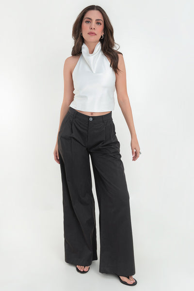 Pantalón de fit wide leg, cintura alta con pretina y trabillas, pinzas frontales, bolsillos delanteros, cierre frontal con botón y cremallera oculta.