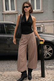 Pantalón de fit wide leg, cintura alta con pretina, pinzas frontales, bolsillos delanteros y vivos decorativos posteriores. Cierre frontal con broche y cremallera ocultos. Detalle v en pretina posterior.