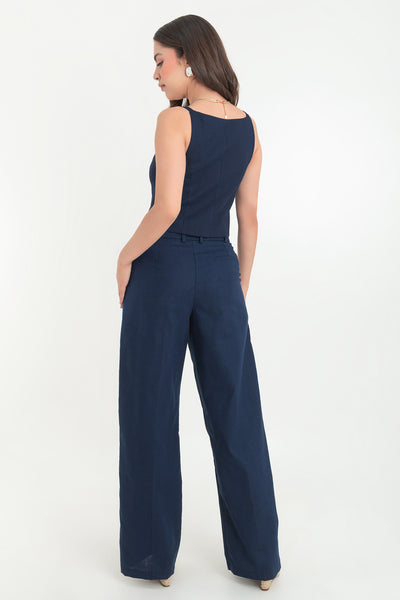 Pantalón de fit wide leg, cintura media con pretina y trabillas, pinzas frontales, vivo decorativo posterior, bolsillos delanteros, raya frontal y posterior. Cierre frontal con botón y cremallera oculta.