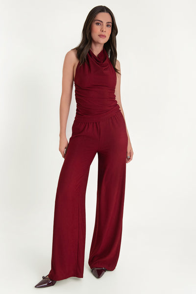 Pantalón de fit wide leg, cintura alta elástica con plisados y detalle de textura en tejido.