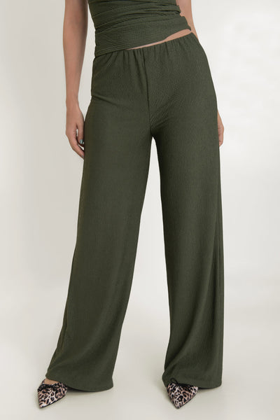 Pantalón de fit wide leg, cintura alta elástica con plisados y detalle de textura en tejido.