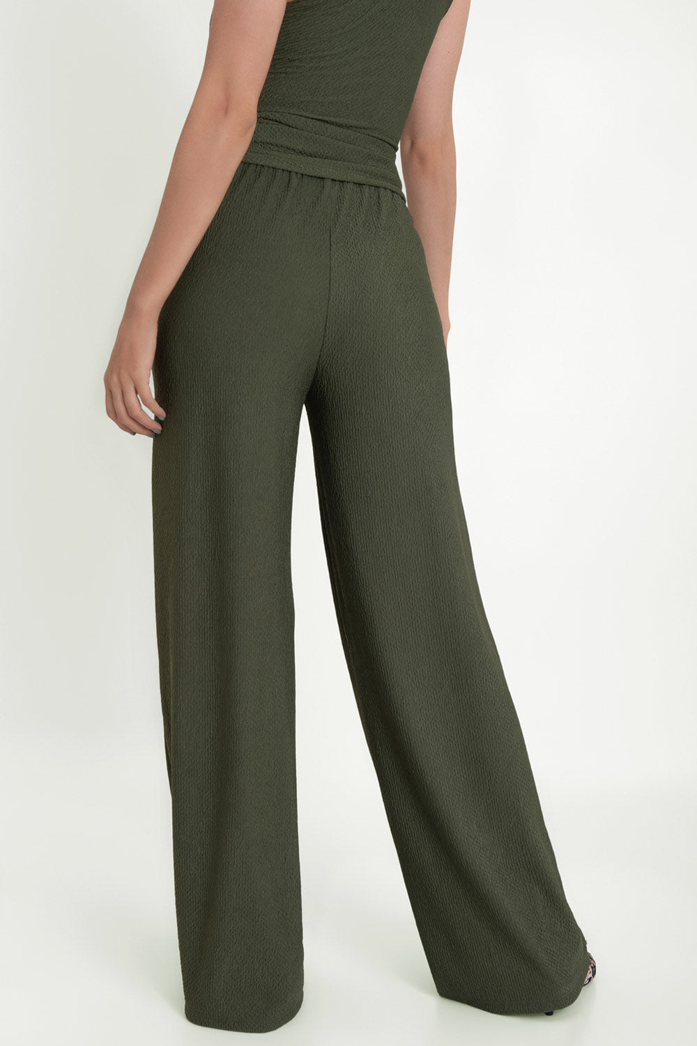 Pantalón de fit wide leg, cintura alta elástica con plisados y detalle de textura en tejido.