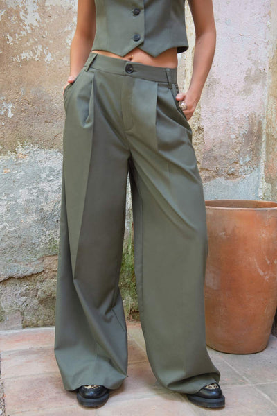 Pantalón de fit wide leg, pinzas frontales, vivos decorativos posteriores, cintura alta con pretina y trabillas, cierre frontal con botón y cremallera oculta. Detalle de raya frontal y posterior.