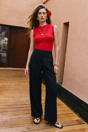 Pantalón de fit wide leg, cintura alta, pinzas frontales con raya, vivos decorativos posteriores, cierre frontal con broche y cremallera ocultos.