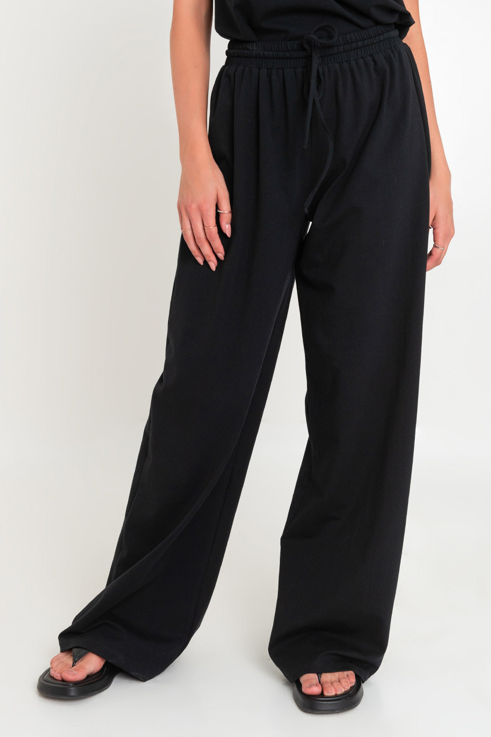 Pantalón de fit wide leg, cintura alta con pretina elástica y jareta frontal ajustable.