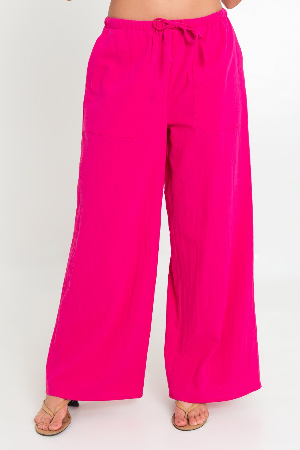 Pantalón de fit wide leg, bolsillos delanteros, cintura media con pretina elástica y jareta frontal ajustable.