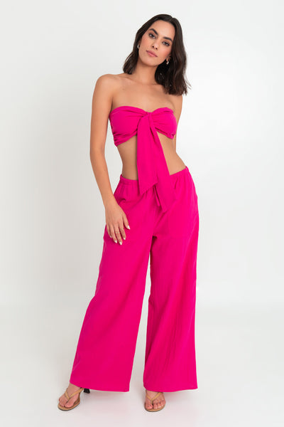 Pantalón de fit wide leg, bolsillos delanteros, cintura media con pretina elástica y jareta frontal ajustable.