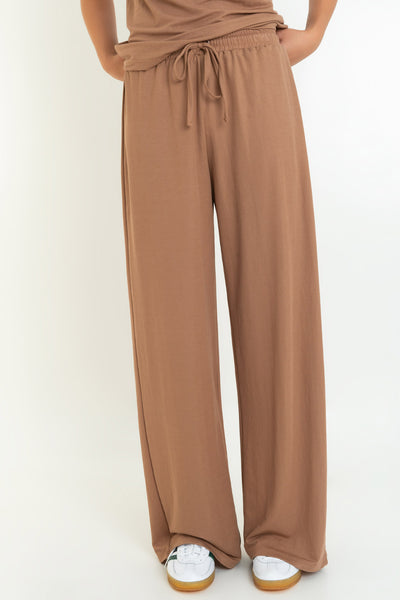 Pantalón de fit wide leg, cintura alta con pretina elástica y jareta frontal ajustable.