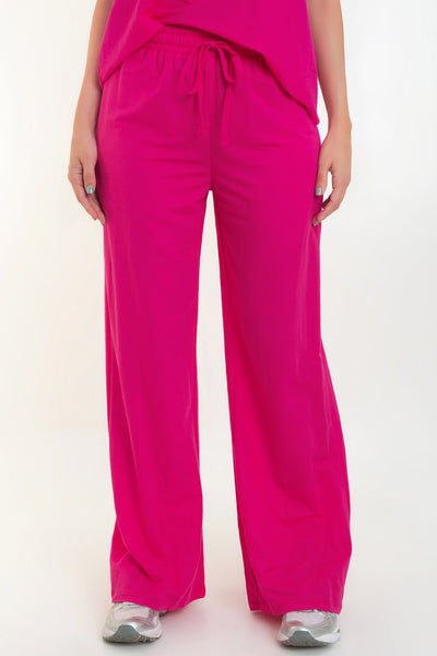 Pantalón de fit wide leg, cintura alta con pretina elástica y jareta frontal ajustable.