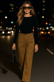 Pantalón de fit wide leg, cintura alta con pretina, trabillas y doble lazo amarrable, pinzas frontales y bolsillos delanteros. Cierre frontal con broche y cremallera ocultos.