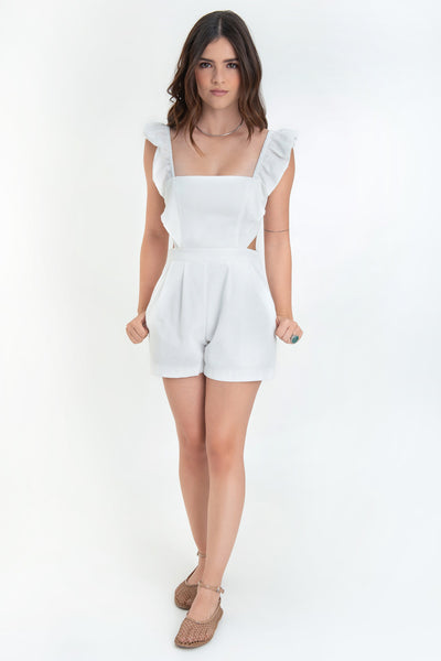 Playsuit de fit recto, bolsillos delanteros, pinzas frontales, pretina en cintura, cut out en costados y espalda. Tirantes elásticos con olanes, fruncido en espalda y cierre posterior con cremallera oculta y lazo amarrable.