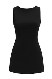 Playsuit de fit ajustado, cuello barco, sin mangas, pinzas frontales, lazo amarrable posterior y cierre con cremallera oculta.