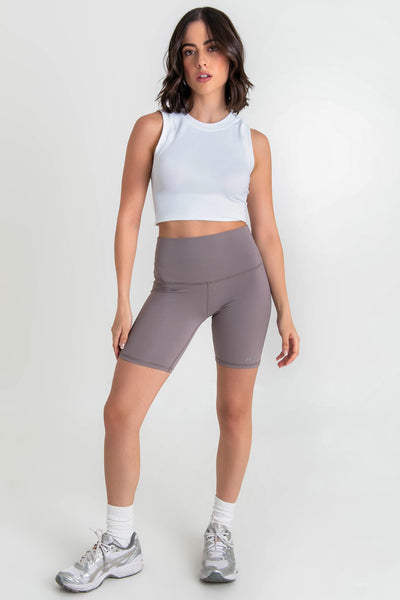 Short biker deportivo de fit ajustado, cintura alta y pretina contorneada.