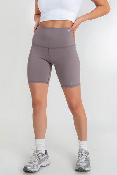 Short biker deportivo de fit ajustado, cintura alta y pretina contorneada.