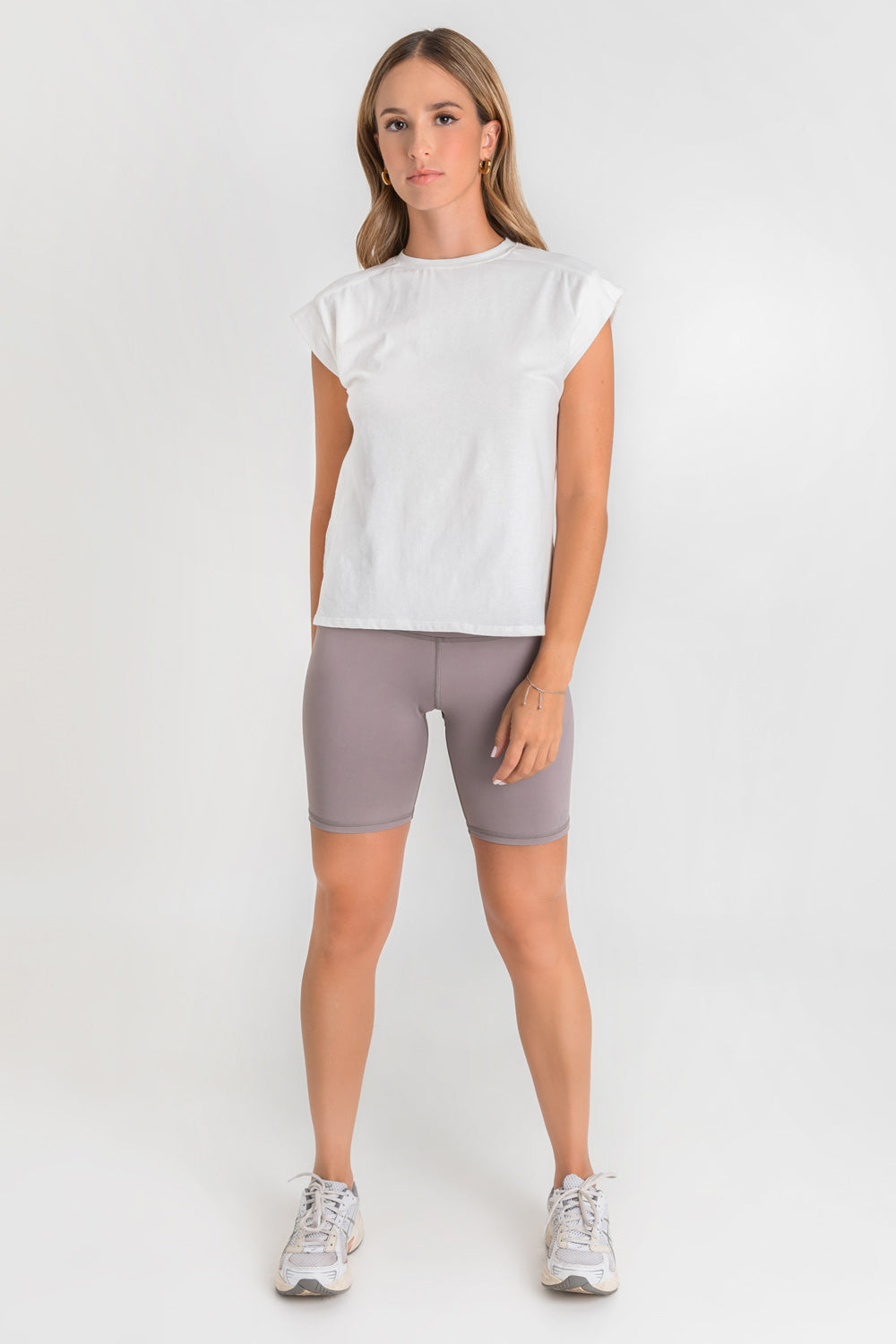 Short biker deportivo de fit ajustado, cintura alta y pretina contorneada.