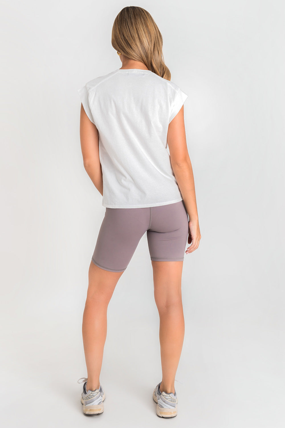 Short biker deportivo de fit ajustado, cintura alta y pretina contorneada.