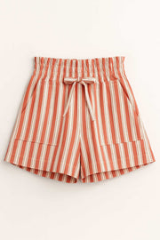 Short corto de fit recto, estampado rayas, cintura alta elástica con pretina fruncida y jareta frontal ajustable. Detalle de bolsillos delanteros de parche.