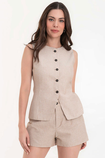 Short corto de estampado rayas, fit ajustado, pinzas frontales, cintura alta con pretina, trabillas con botones en contraste y cierre frontal con botón en contraste y cremallera oculta.