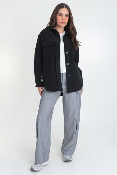 Sobrecamisa de fit oversized, manga larga con puño abotonado, cuello camisero, bolsillos delanteros de parche con cartera, bajo curveado y cierre frontal con hilera de botones.