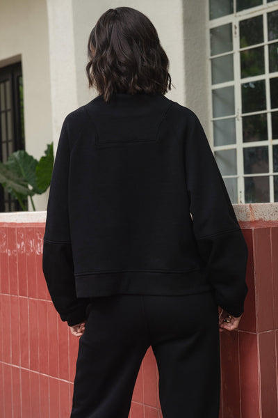 Sudadera de fit oversized, manga larga raglán con rib en puño y bajo. Detalle de aberturas frontales en bajo, cuello sport y cierre frontal con cremallera.