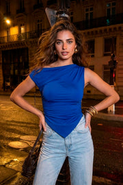 Top ajustado sin mangas, de cuello diagonal con hombro descubierto, plisados en hombros y bajo frontal asimétrico.