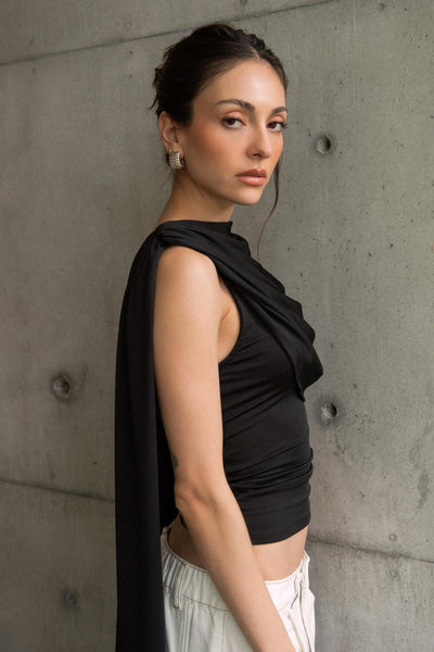 Top de fit ajustado, sin mangas, cuello redondo y detalle decorativo frontal con plisados en hombros.