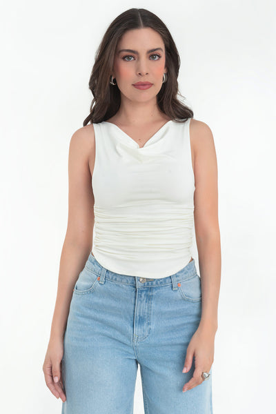 Top corto de fit ajustado, sin mangas, cuello barco con escote fluido, plisados en costados y bajo curveado.