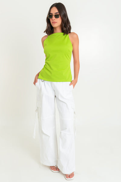 Top de fit ajustado, cuello halter, tirantes delgados ajustables y escote espalda.