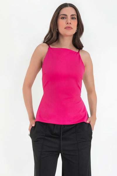 Top de fit ajustado, cuello halter, tirantes delgados ajustables y escote espalda.