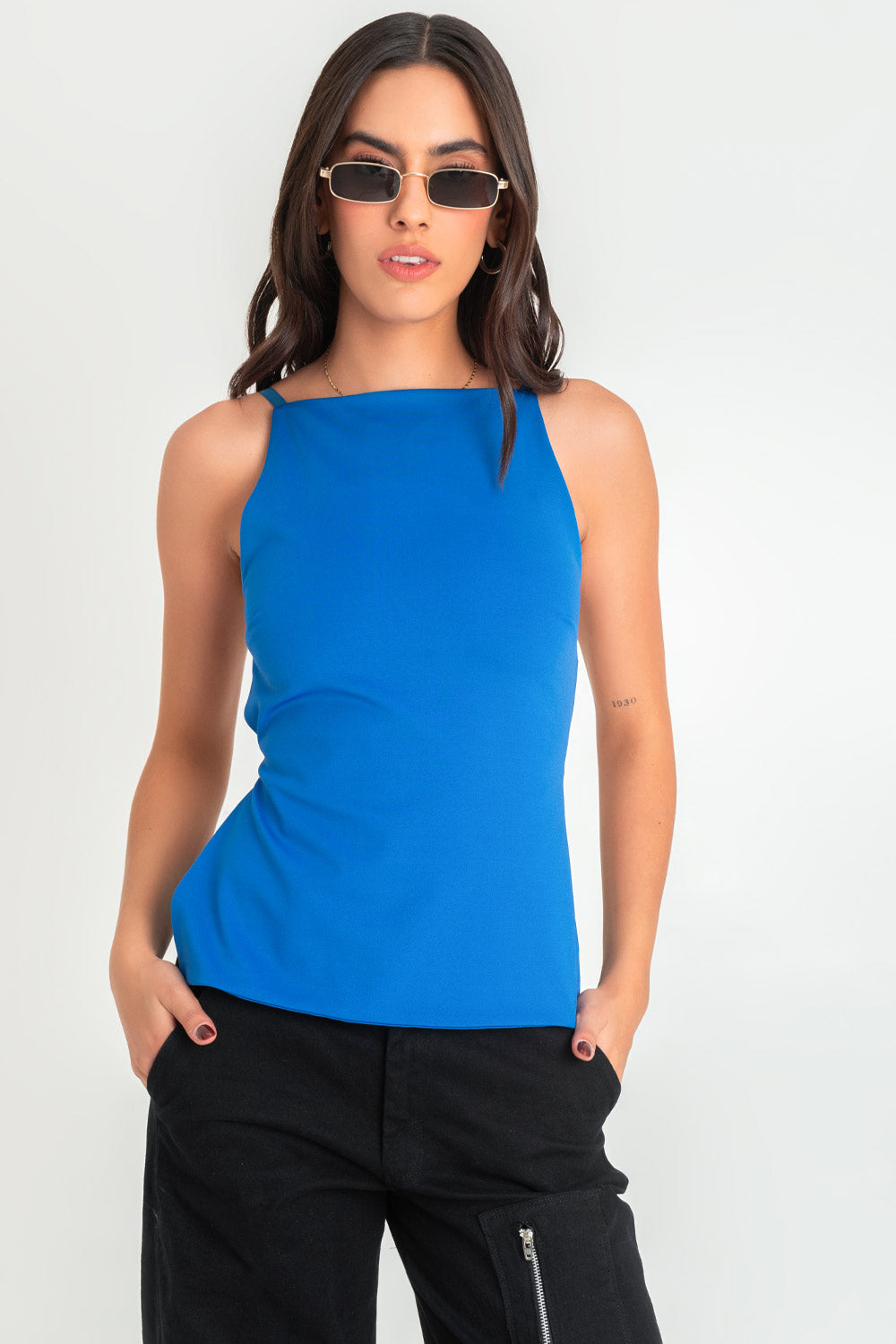 Top de fit ajustado, cuello halter, tirantes delgados ajustables y escote espalda.