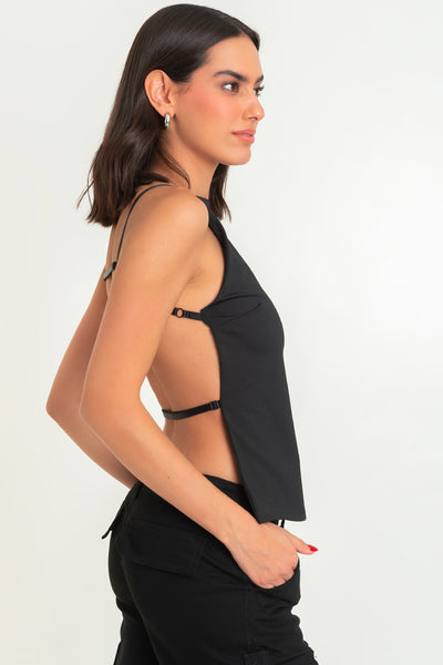 Top de fit ajustado, cuello halter, tirantes delgados ajustables y escote espalda.